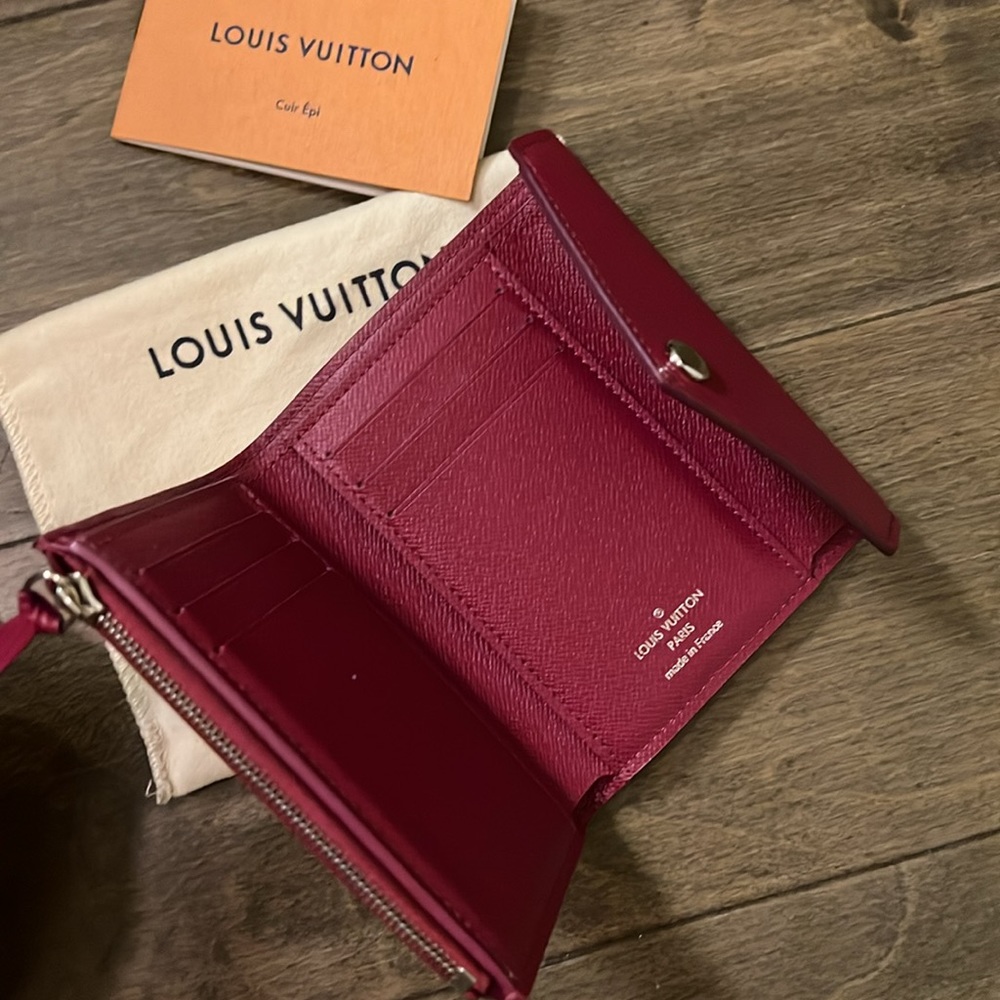 LV Compact Wallets - NEW - Picture 2 of 10